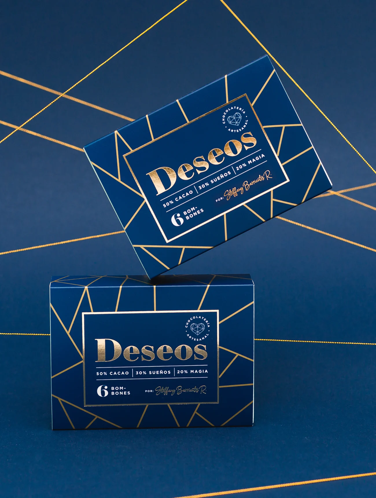 Deseos – empaques de bombones sobre fondo azul