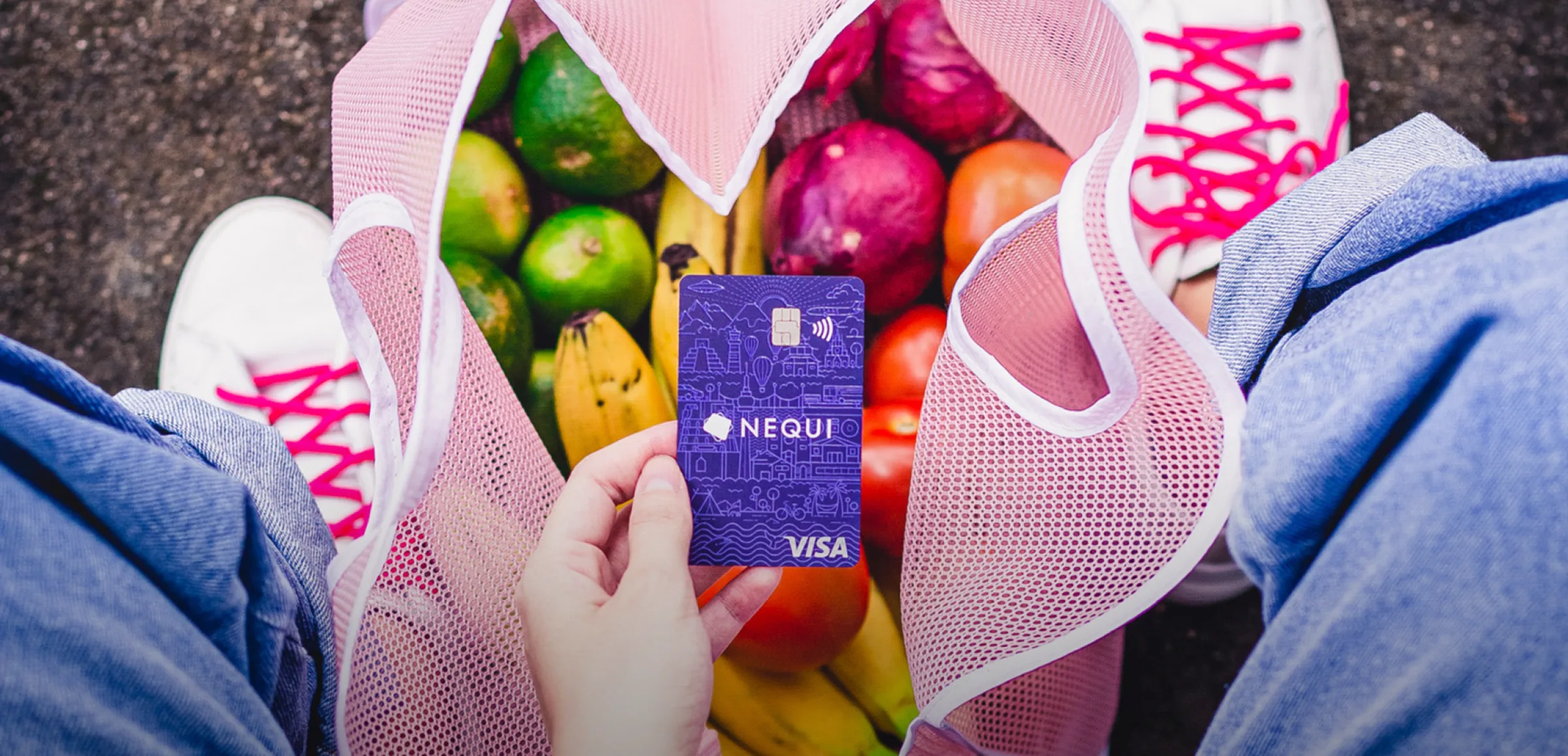 Nequi – persona pagando el mercado con la tarjeta Nequi