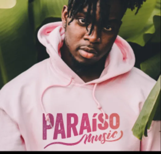 Paraíso Music – hombre con hoodie de la marca