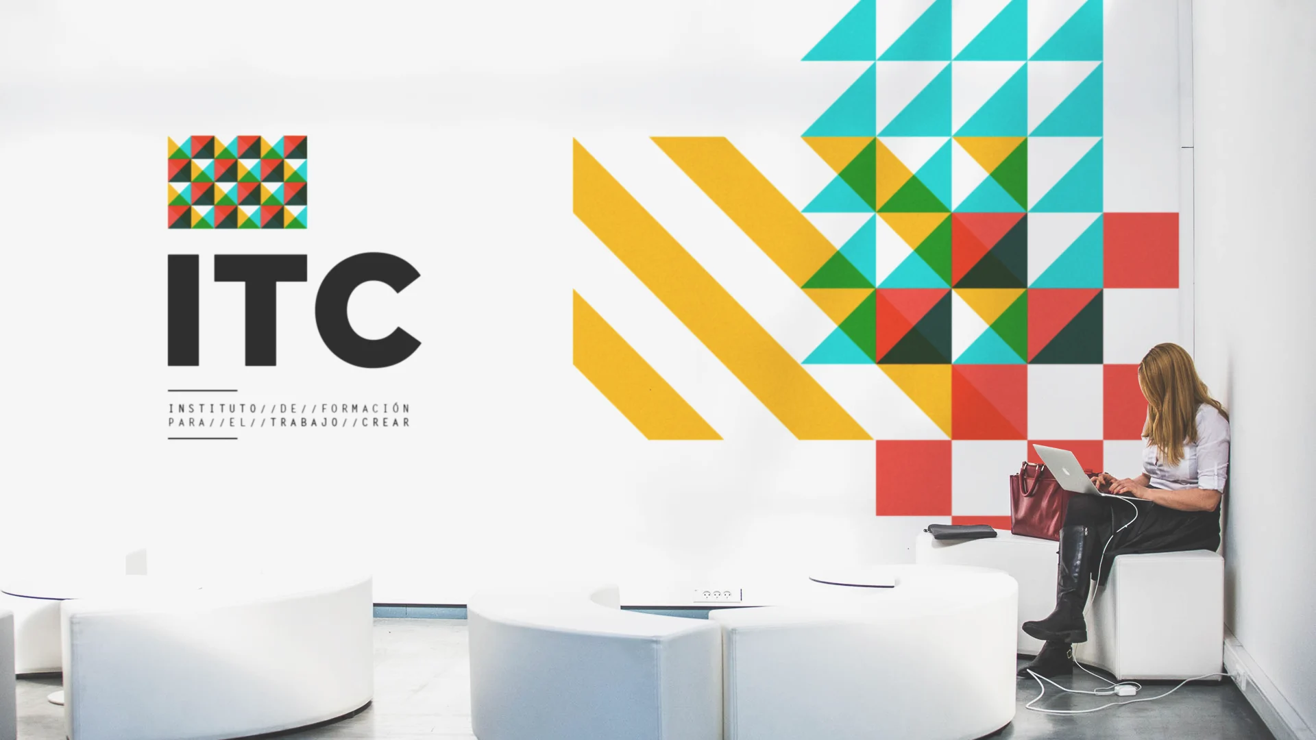 ITC – logotipo y patrón gráfico aplicados en espacio
