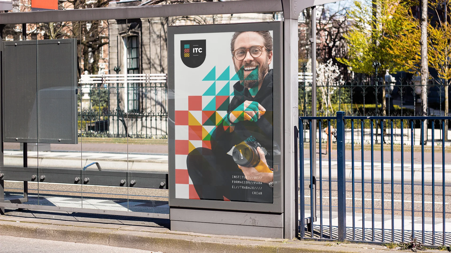ITC – valla en paradero de bus con la campaña de inscripciones
