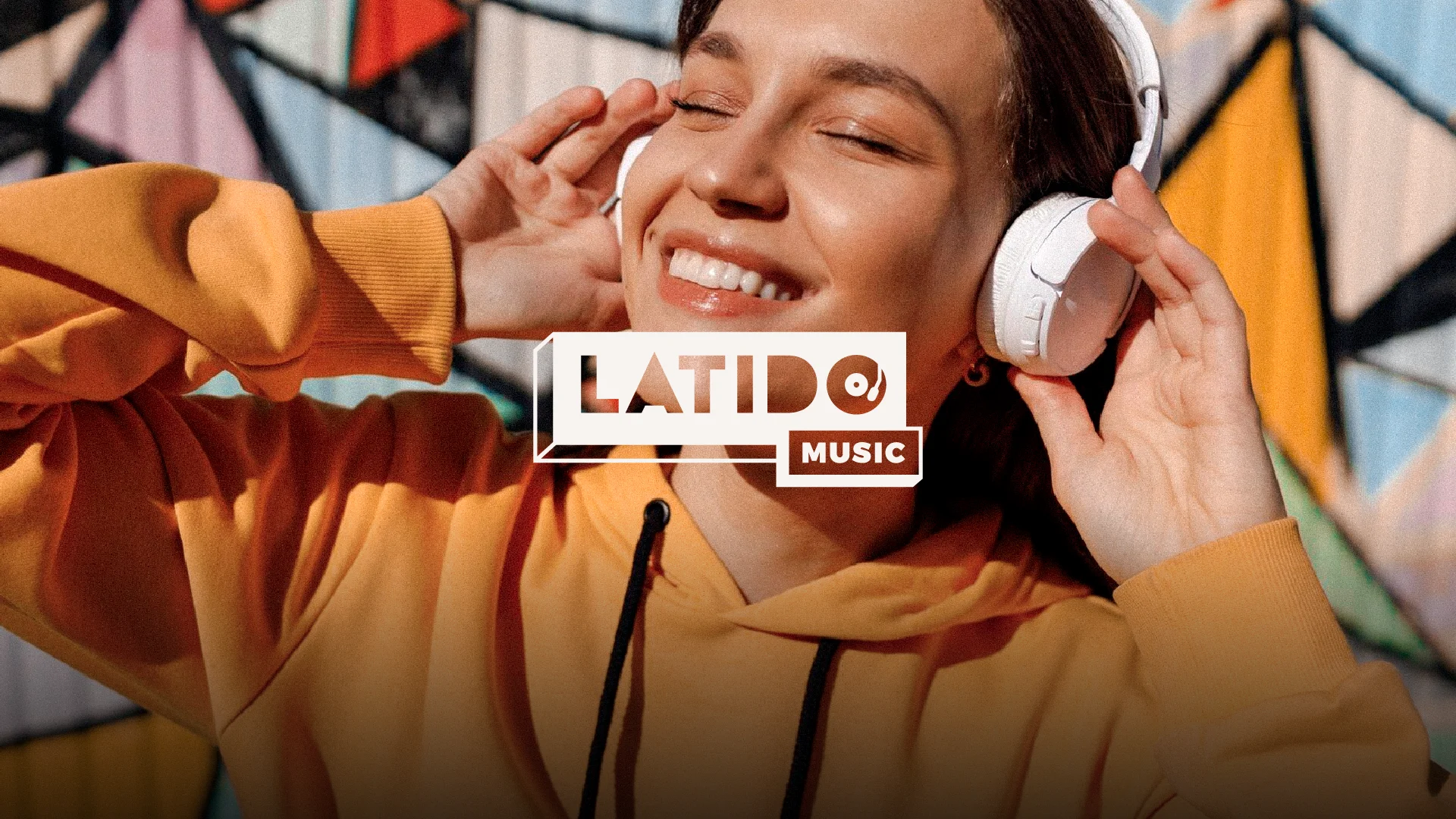 Latido Music – mujer escuchando música con audífonos