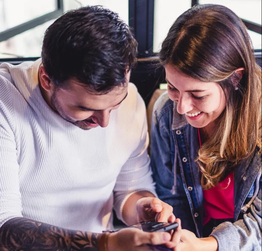 Tarjeta Nequi – amigos usando la app y la tarjeta