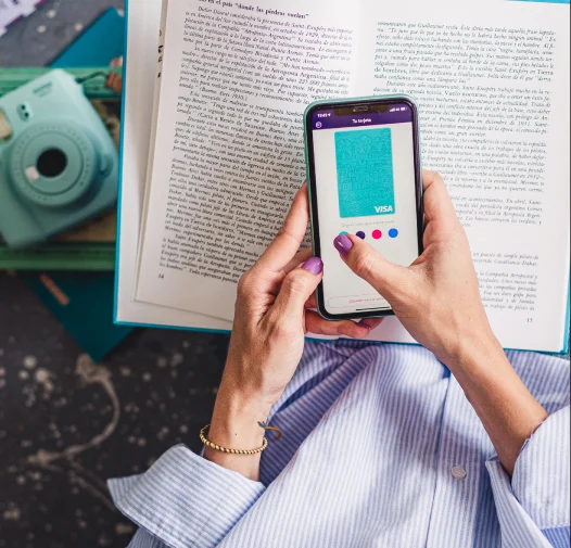 Tarjeta Nequi – persona usando la app Nequi en el celular